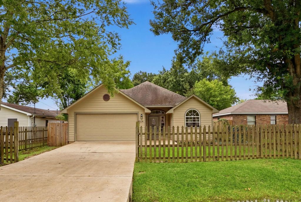 319 Moore Street, Tomball, TX 77375