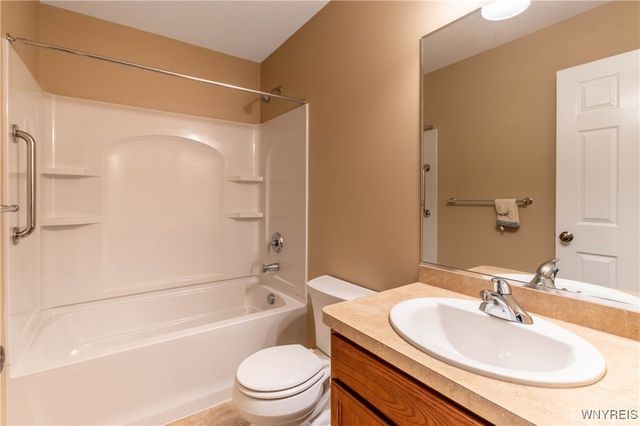 53 Blossom Wood Lane, Cheektowaga, NY 14227