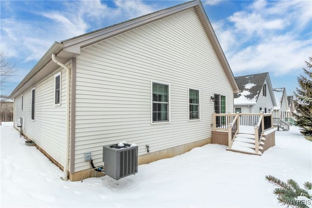 53 Blossom Wood Lane, Cheektowaga, NY 14227