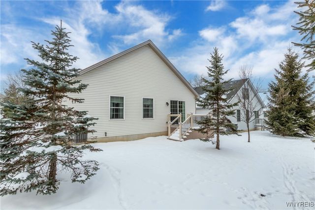 53 Blossom Wood Lane, Cheektowaga, NY 14227