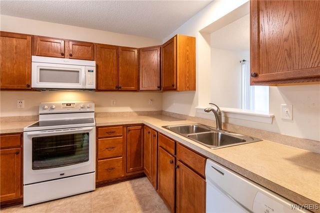 53 Blossom Wood Lane, Cheektowaga, NY 14227