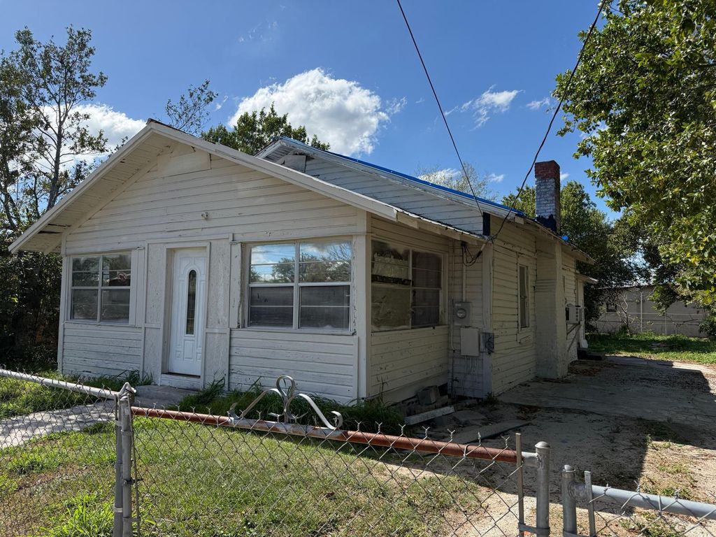 Image 2 of property listing at 518 ORANGE STREET, Auburndale, FL 33823