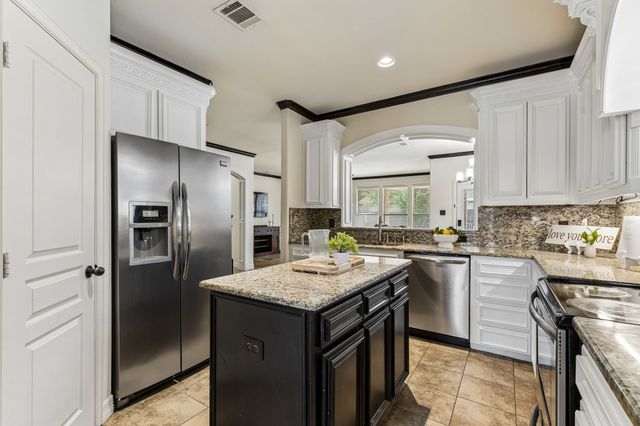 5540 La Bandera Trail, Benbrook, TX 76126