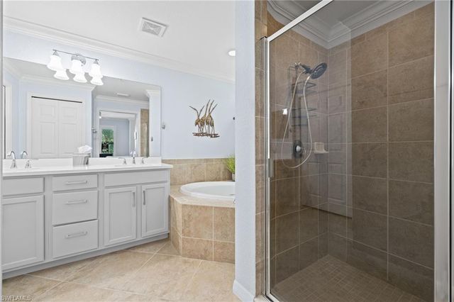 9844 Venezia CIR 711, Naples, FL 34113