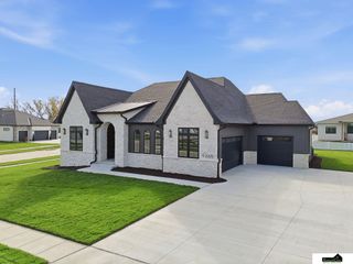 9365 Castle Pine Drive, Lincoln, NE 68516