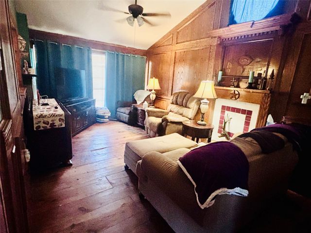 105 Tom Tom, Smithville, TX 78957