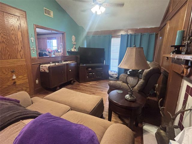 105 Tom Tom, Smithville, TX 78957