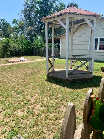 105 Tom Tom, Smithville, TX 78957