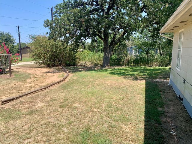 105 Tom Tom, Smithville, TX 78957