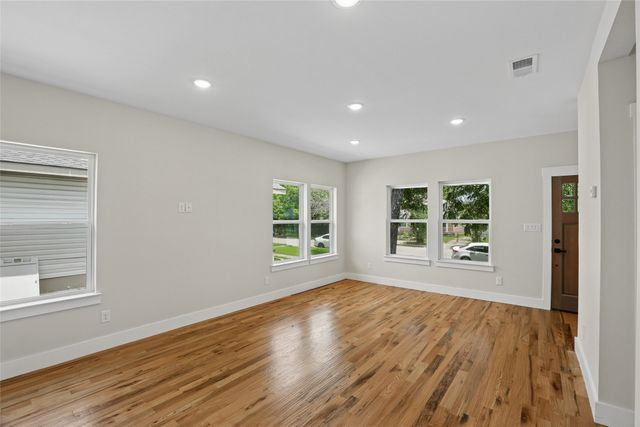 627 S Willomet Avenue, Dallas, TX 75208