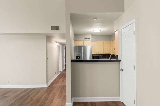 937 Russell St Apt 10, Nashville, TN 37206