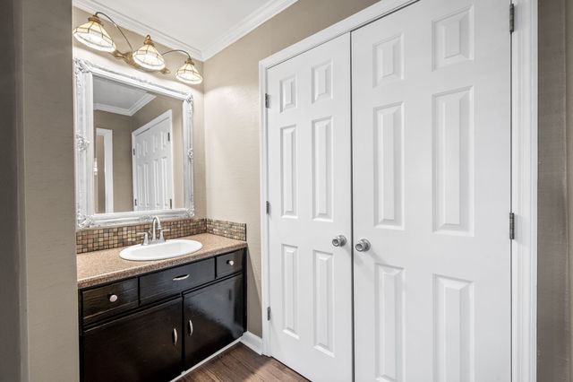 937 Russell St Apt 10, Nashville, TN 37206