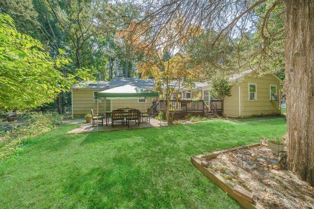 16 Landing Meadow Road, Smithtown, NY 11787