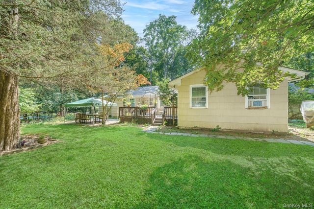 16 Landing Meadow Road, Smithtown, NY 11787