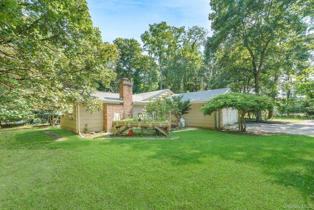 16 Landing Meadow Road, Smithtown, NY 11787