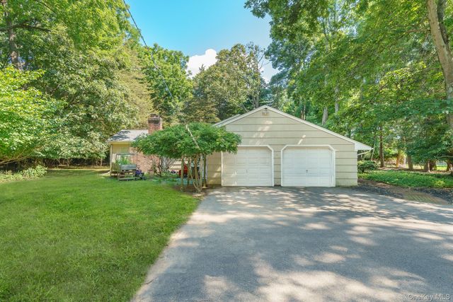 16 Landing Meadow Road, Smithtown, NY 11787