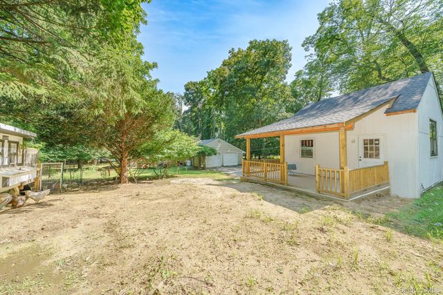 16 Landing Meadow Road, Smithtown, NY 11787