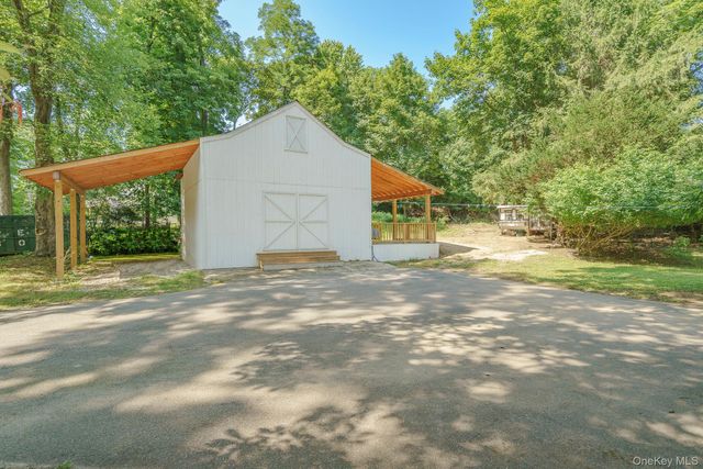 16 Landing Meadow Road, Smithtown, NY 11787
