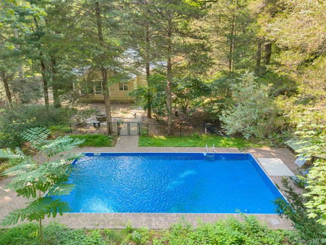 16 Landing Meadow Road, Smithtown, NY 11787