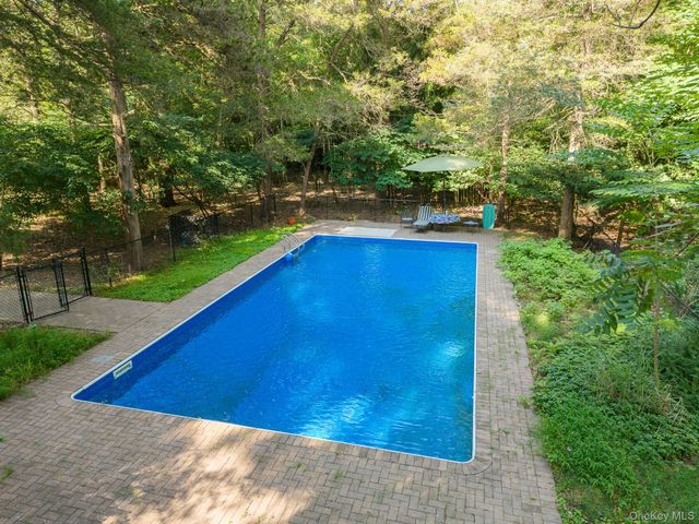 16 Landing Meadow Road, Smithtown, NY 11787