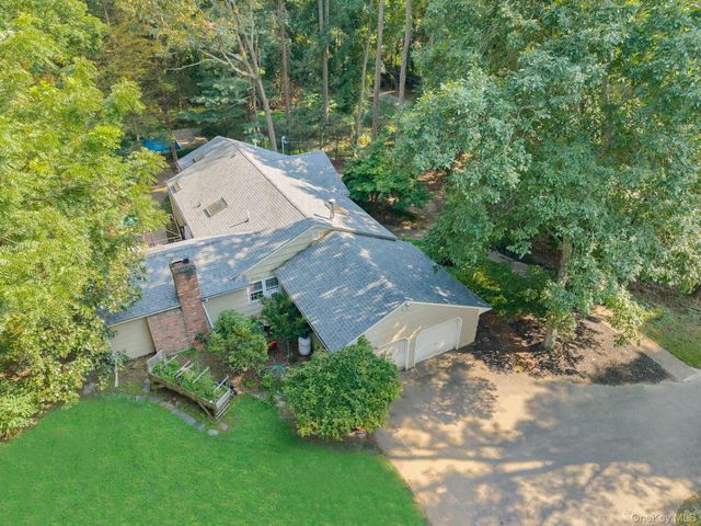 16 Landing Meadow Road, Smithtown, NY 11787