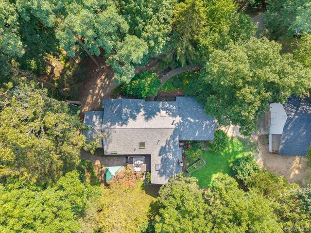 16 Landing Meadow Road, Smithtown, NY 11787