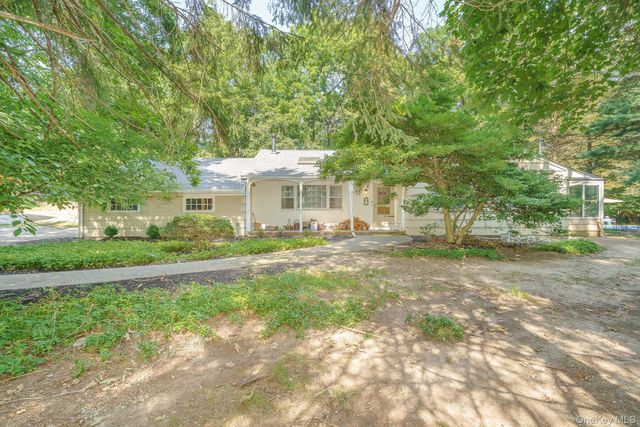16 Landing Meadow Road, Smithtown, NY 11787