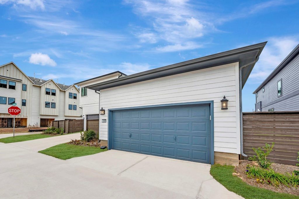 Image 9 of property listing at 3307 Full Bellied Lane, Richmond, TX 77406