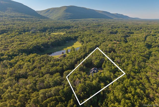 33 Cranberry Lane, Saugerties, NY 12477