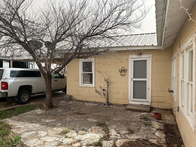 117 W 10th St, Robert Lee, TX 76945