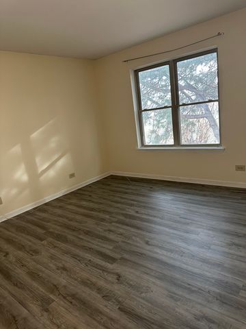 214 Glengarry Drive 201, Bloomingdale, IL 60108