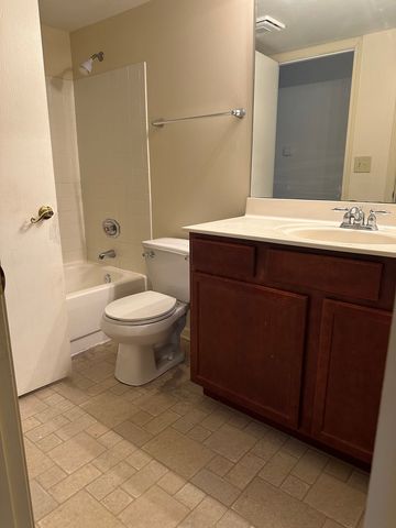 214 Glengarry Drive 201, Bloomingdale, IL 60108