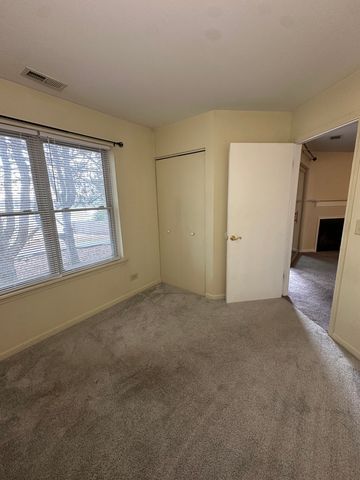 214 Glengarry Drive 201, Bloomingdale, IL 60108