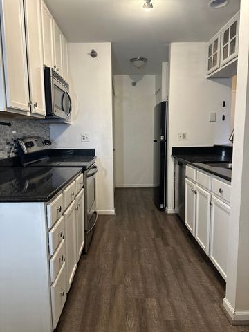 214 Glengarry Drive 201, Bloomingdale, IL 60108