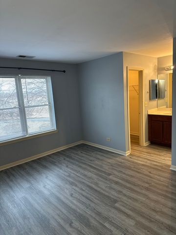 214 Glengarry Drive 201, Bloomingdale, IL 60108