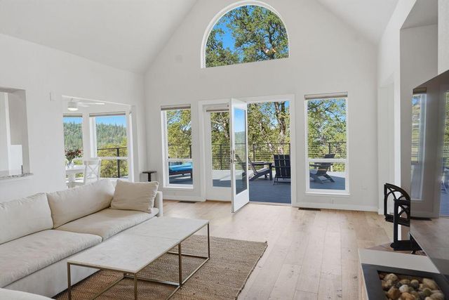 20090 John Born Rd, Penn Valley, CA 95946