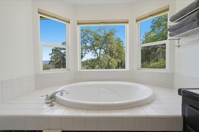 20090 John Born Rd, Penn Valley, CA 95946