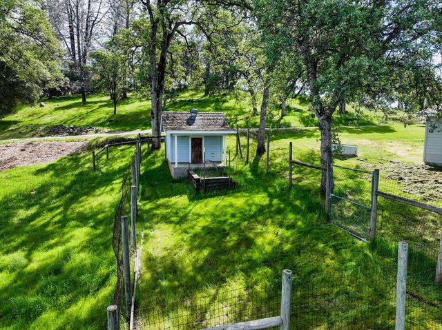 20090 John Born Rd, Penn Valley, CA 95946