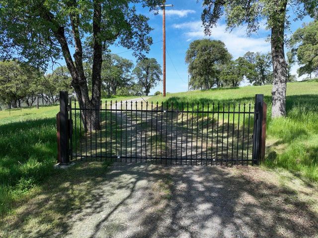 20090 John Born Rd, Penn Valley, CA 95946