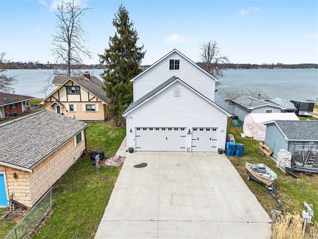 780 Beach Drive, Brooklyn, MI 49230