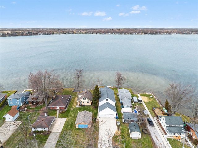 780 Beach Drive, Brooklyn, MI 49230