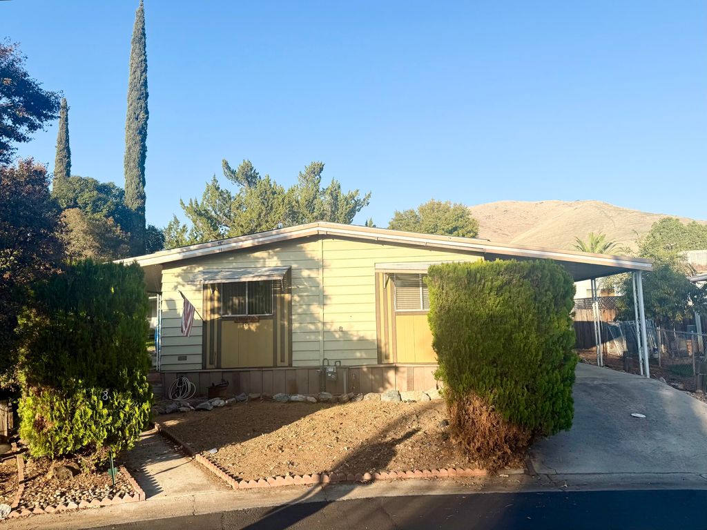 690 N Castle Rock Street 18, Woodlake, CA 93286