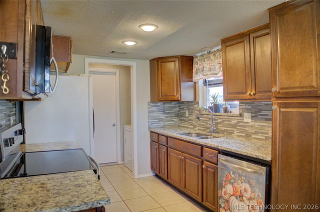 3119 S 211th East Avenue, Broken Arrow, OK 74014