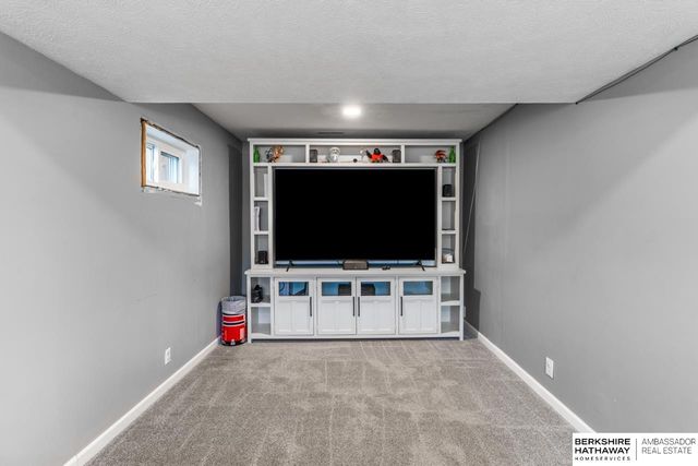 7335 N 80th Street, Omaha, NE 68122