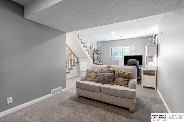 7335 N 80th Street, Omaha, NE 68122