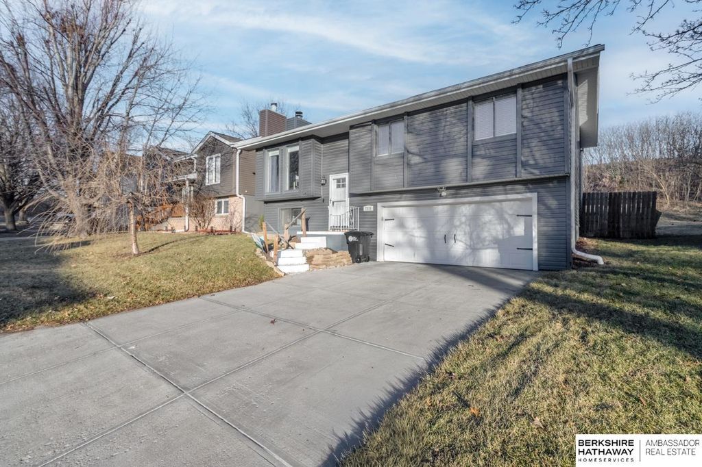 7335 N 80th Street, Omaha, NE 68122