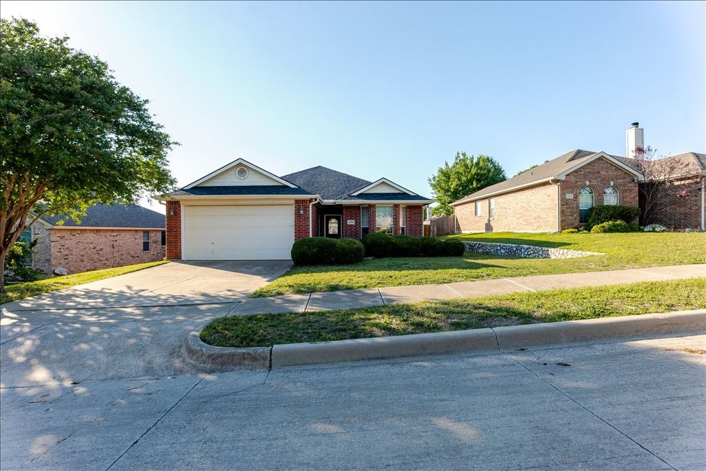 10332 Trevino Lane, Benbrook, TX 76126