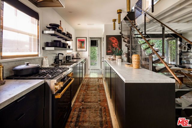 636 Huntley Drive, West Hollywood, CA 90069