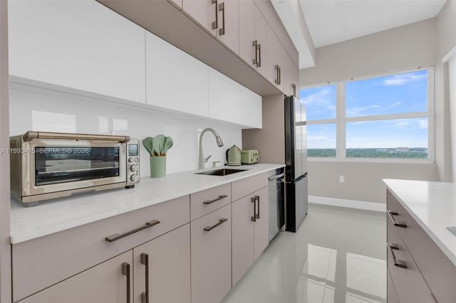 18011 Biscayne Blvd PH04, Aventura, FL 33160