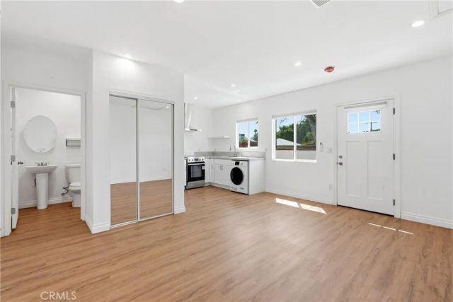 8155 Genesta, Lake Balboa, CA 91406